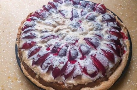 Неповторимый пирог со сливами и воздушным безе