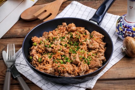 Секреты идеального барбекю: свинина с рисом в дружеском исполнении