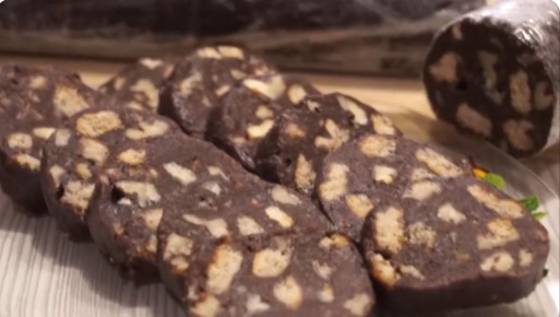 Восхитительная шоколадная колбаса за 15 минут: любимый десерт из детства