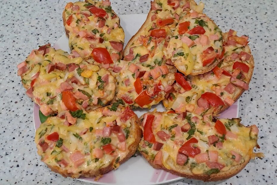 Вкусные бутерброды в стиле мини-пиццы