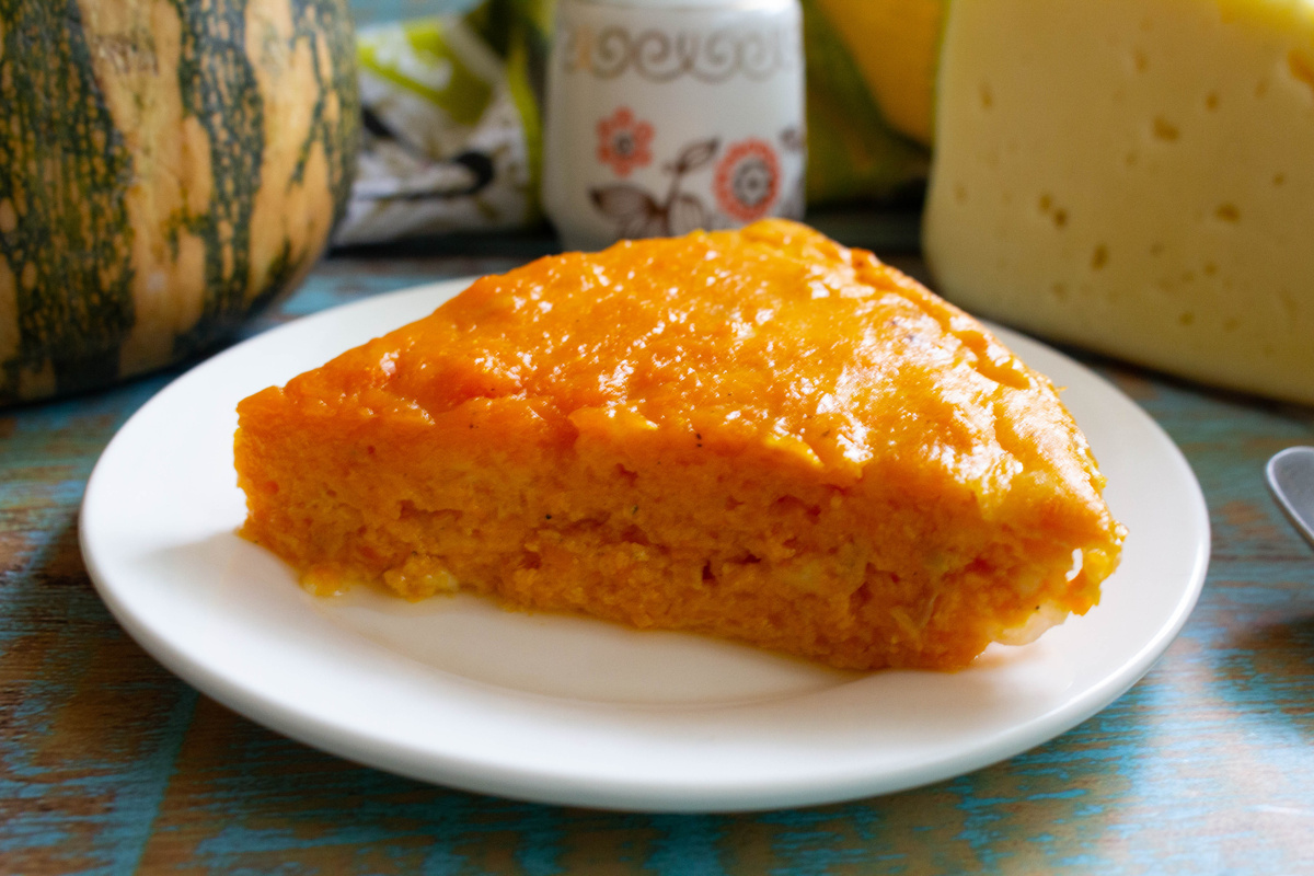 Яркая осенняя запеканка из тыквы с сыром и луком