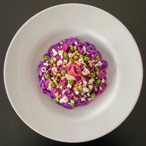 Необычное блюдо: Удон с красной капустой и фетой