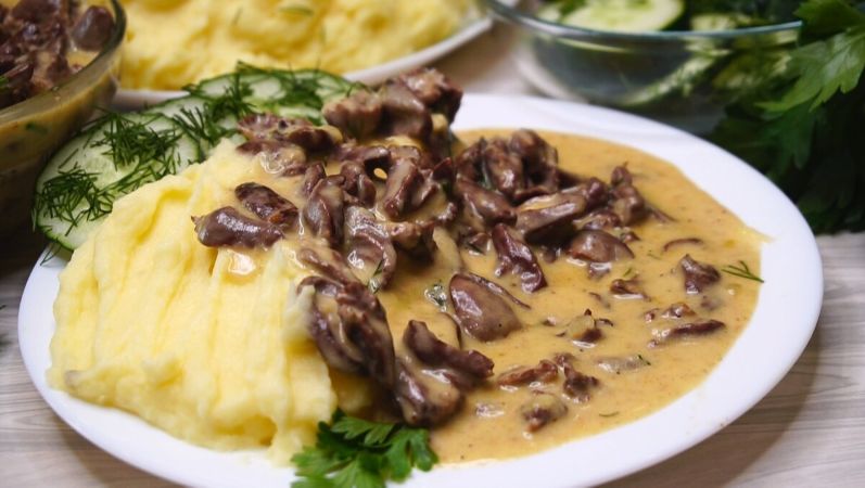 Нежные куриные сердечки в сметанном соусе: легкий рецепт на каждый день