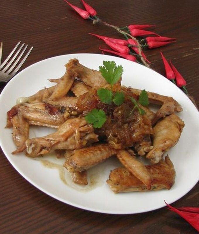 Куриные крылышки с карамелизированным луком: Рецепт на завтрак