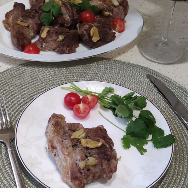 Сочные стейки свинины с чесноком в пергаменте: секреты приготовления