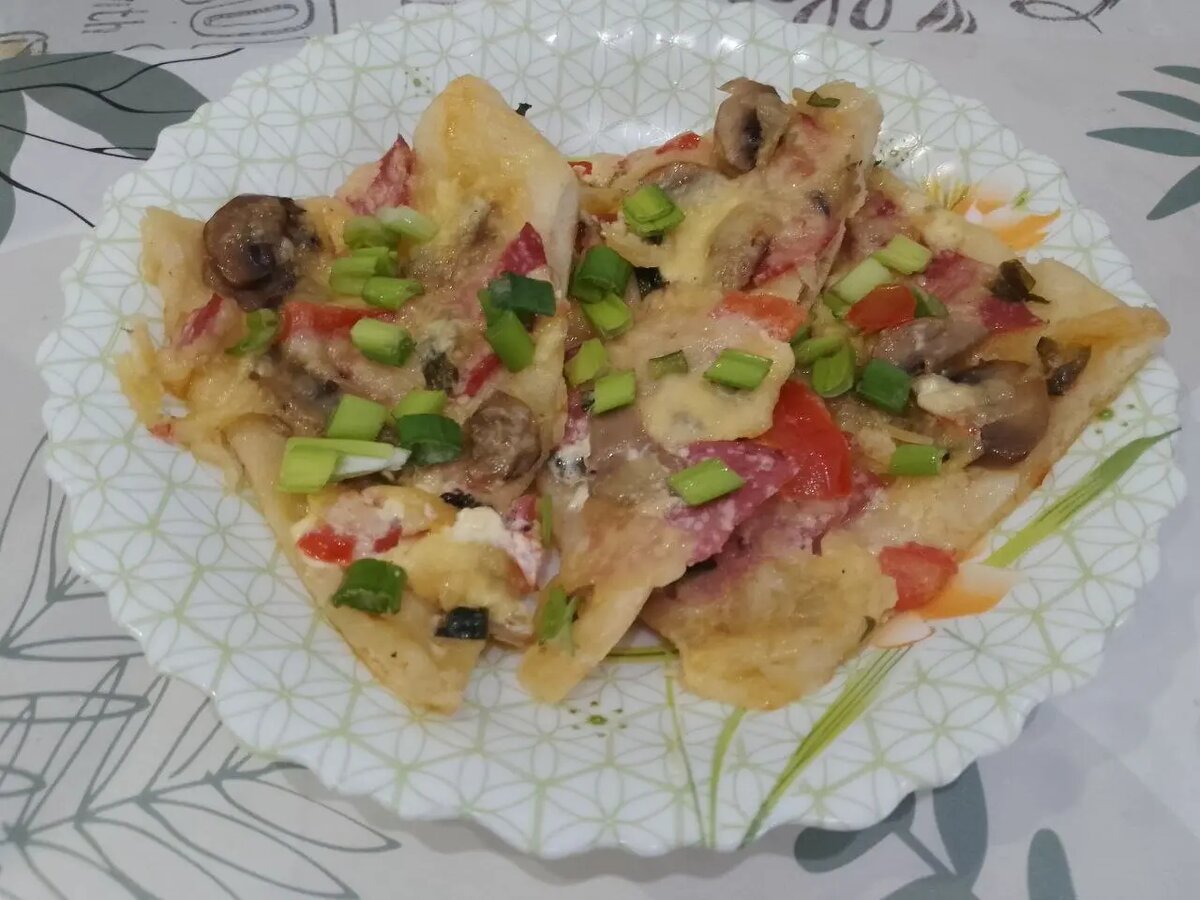 Приготовьте ароматную домашнюю пиццу с шампиньонами и колбасой