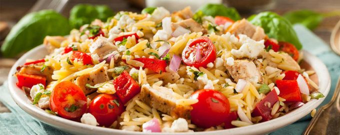 Новый взгляд на привычный салат: курица с вермишелью в пикантной заправке