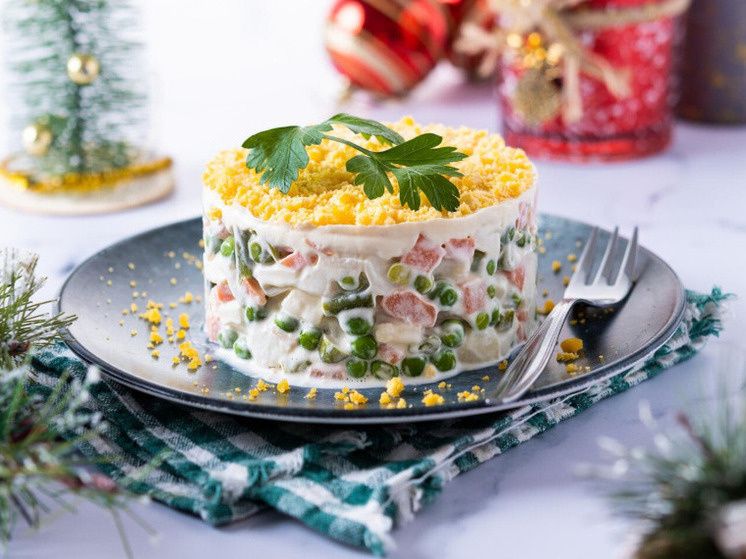 Новый взгляд на традиции: гастроэнтеролог предлагает полезные замены между праздничными салатами