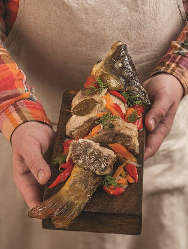 Как приготовить нежный толстолобик с ароматными кореньями