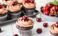 Шоколадные капкейки с вишней: как сделать мини-торт «Черный лес» на своей кухне