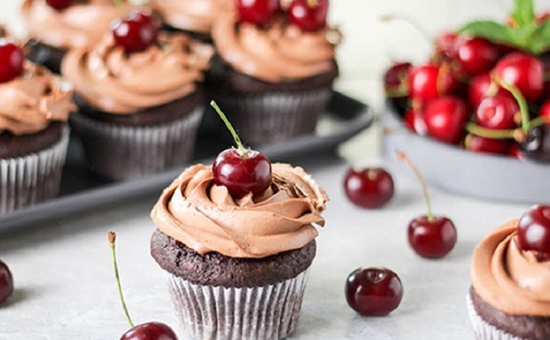 Шоколадные капкейки с вишней: как сделать мини-торт «Черный лес» на своей кухне