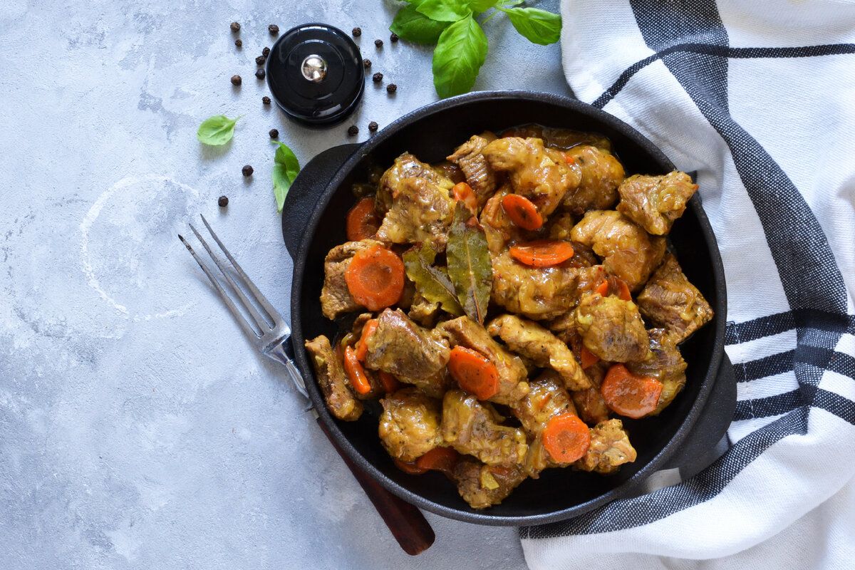 Нежная индейка в тушеном ароматном облике: сочетание моркови и лука