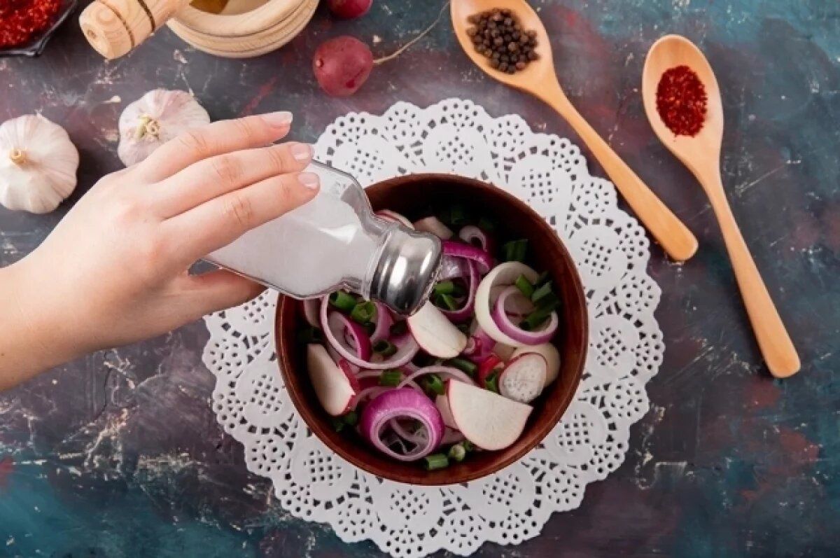 Как сделать еду вкусной без соли: простые и полезные заменители