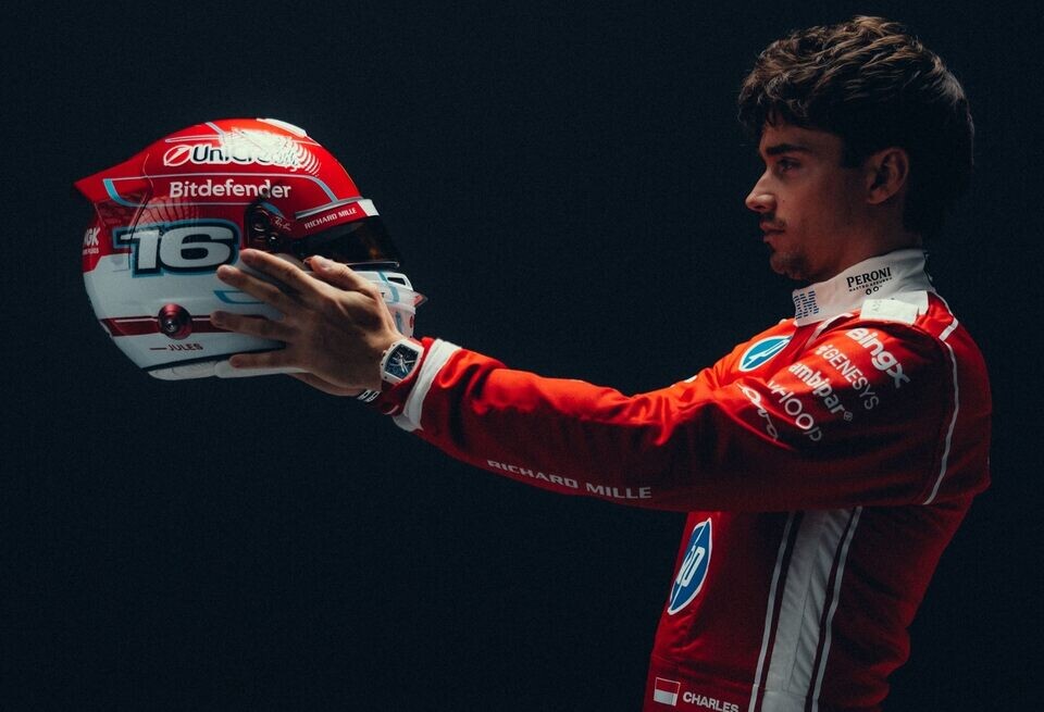 Шарль Леклер представил новый дизайн шлема для сезона Формулы 1
