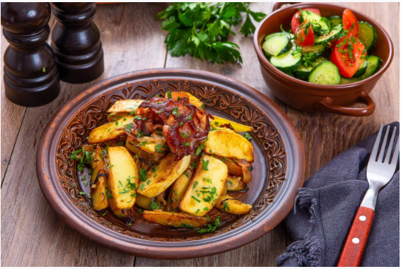 Картофель с беконом и летним овощным салатом: быстро и вкусно