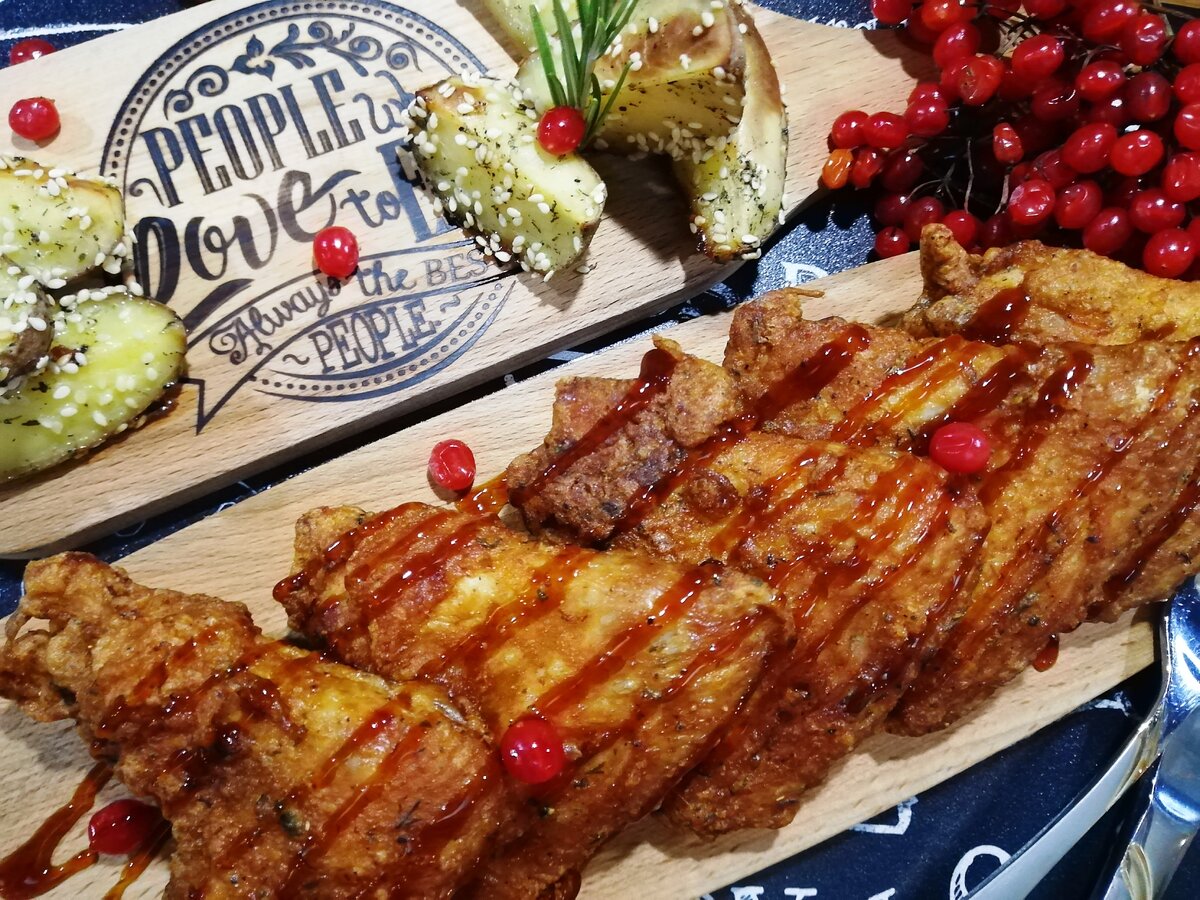 Невероятные хрустящие куриные крылышки с картофелем по-деревенски