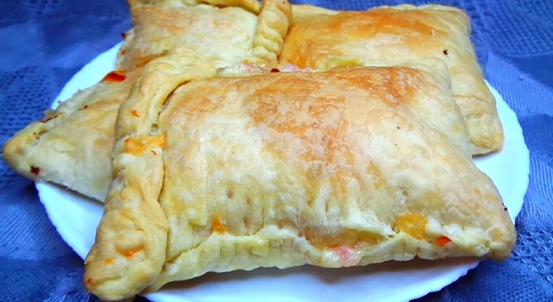 Слойки с ветчиной и сыром: идеальный перекус для всех