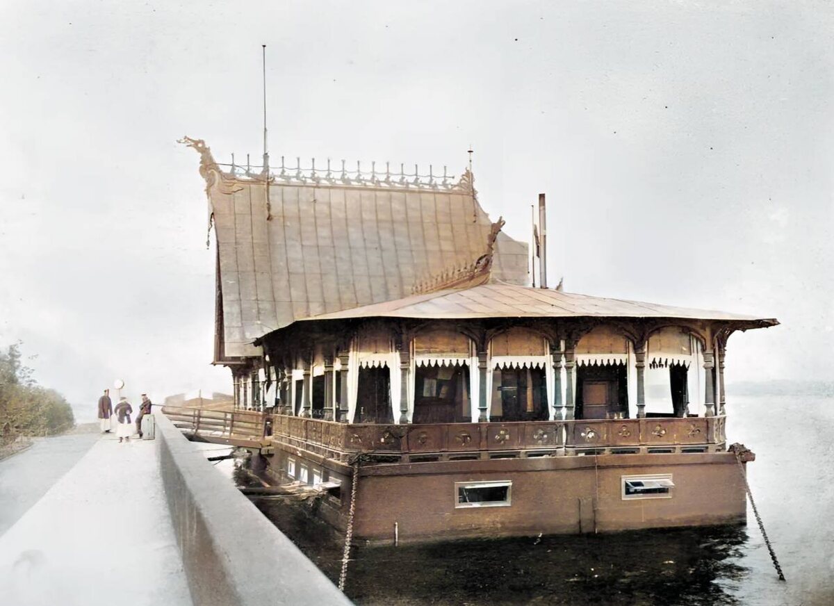 Романтика летних вечеров: как раки у Адмиралтейства стали символом Петербурга