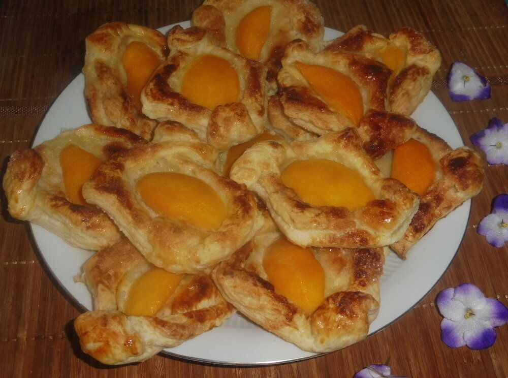 Нежные слойки с персиками: быстрый десерт для любого праздника