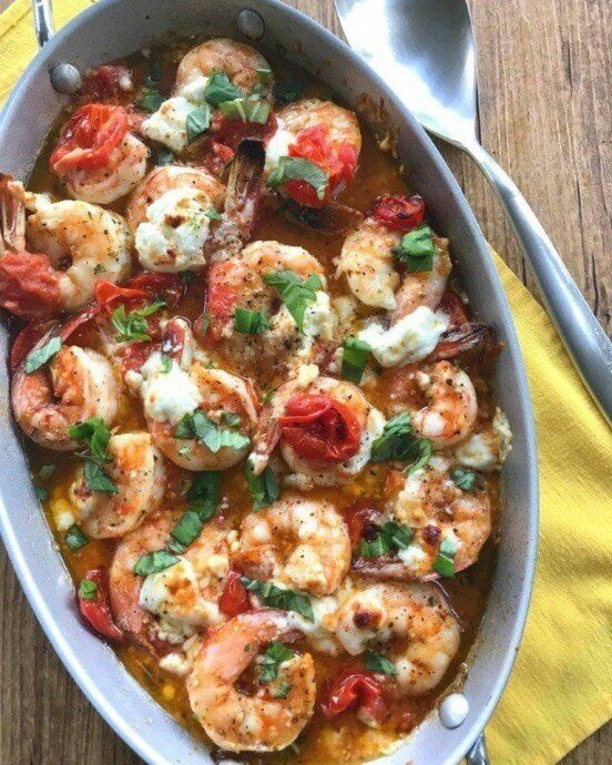 Креветки с помидорами и сыром фета: легкий и вкусный рецепт