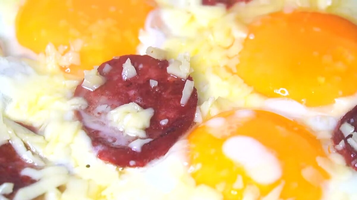 Вкусный завтрак: яичница с колбасой и сыром за 10 минут