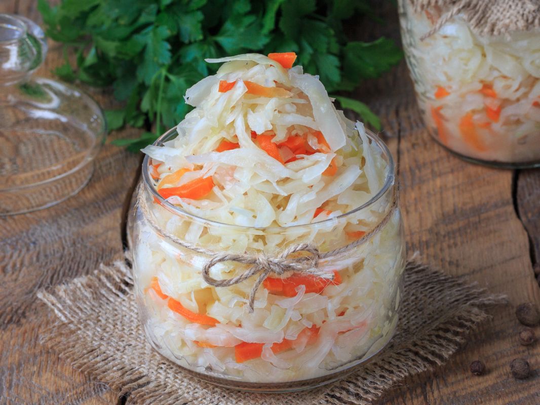 Как быстро и просто заквасить капусту в банке: проверенный рецепт