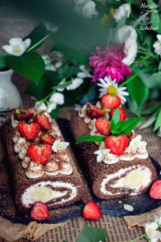 Идеальный шоколадный рулет с бананом и клубникой: просто и вкусно