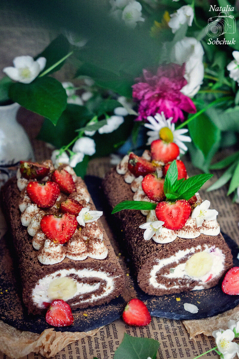 Идеальный шоколадный рулет с бананом и клубникой: просто и вкусно