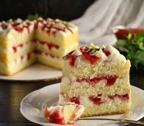 Неотразимый бисквитный торт с клубникой