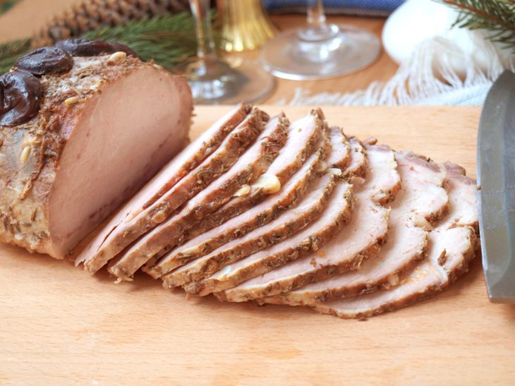 Праздничная свинина на Новый год: готовим сочное мясо с изюминкой