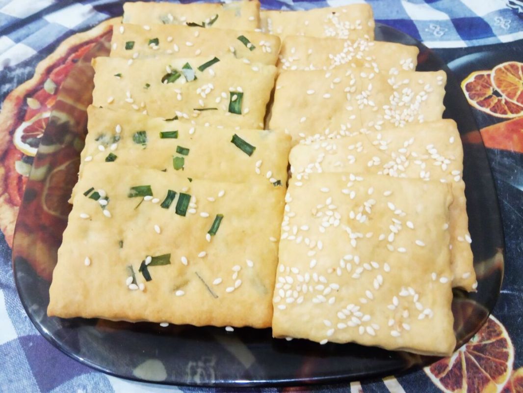 Хрустящее печенье с кунжутом и зеленым луком