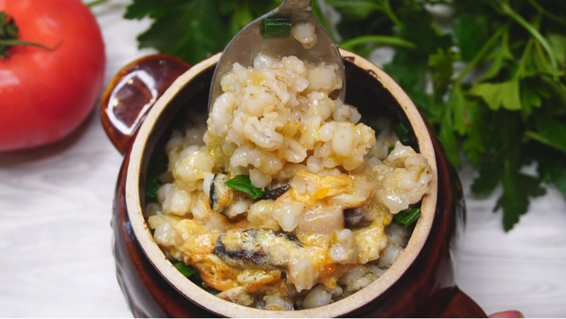 Секрет вкусной перловой каши: готовим в глиняных горшочках