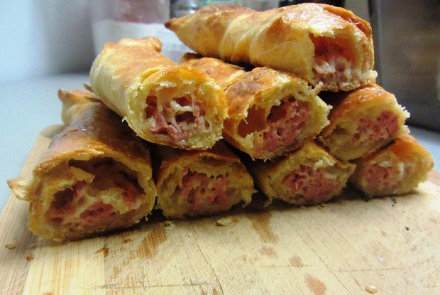 Слоеные косички с курицей и сыром: быстро и вкусно