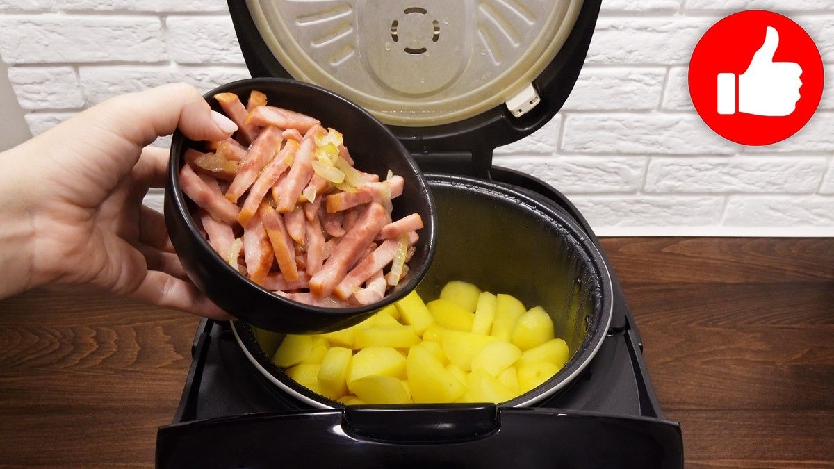Необычное сочетание: картофель с ветчиной и луком в мультиварке