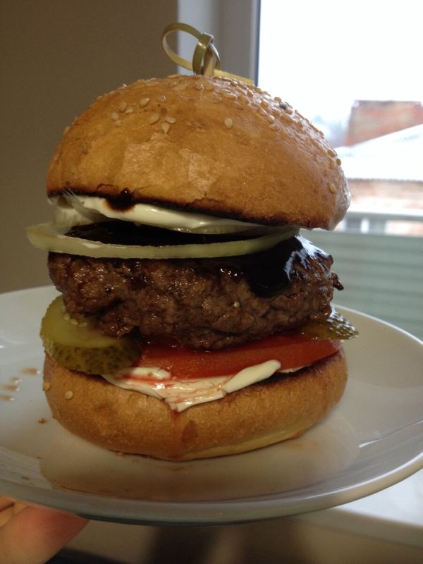 Сочный бургер с говядиной для настоящих гурманов