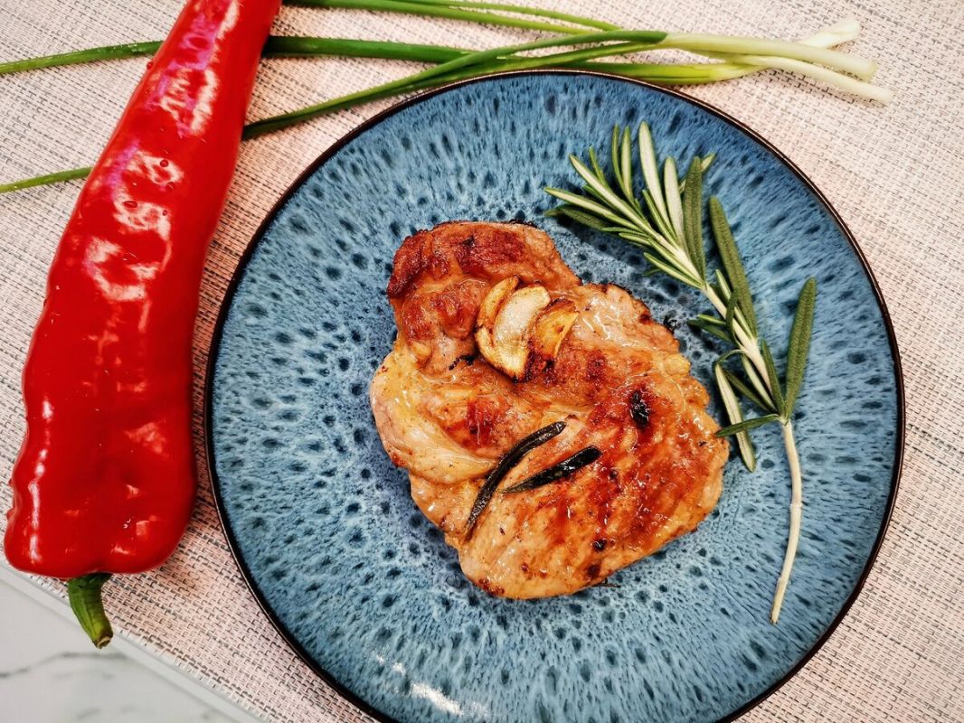 Изысканный стейк из свиной шеи на гриле