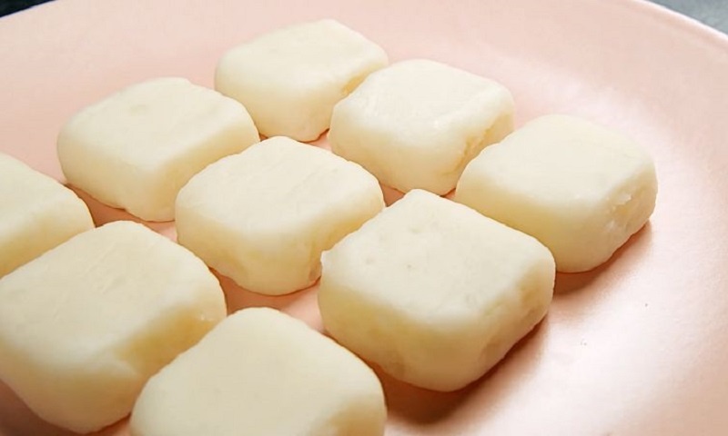Натуральные ириски: как приготовить домашние конфеты из молока за считанные минуты