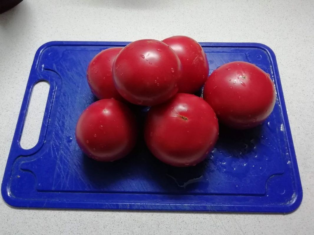 Как нарезка помидоров может изменить вкус ваших салатов