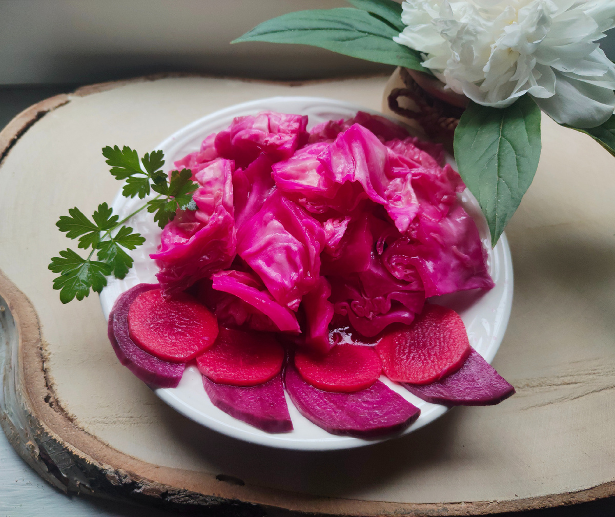 Как приготовить хрустящую розовую маринованную капусту