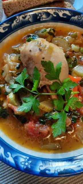 Наслаждайтесь насыщенным томатным супом с курицей и пряными травами