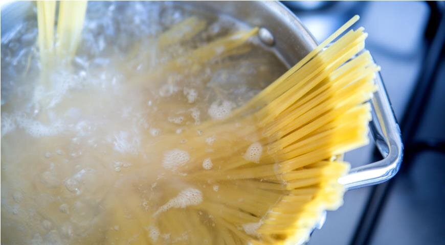 Почему соль не делает кипение воды быстрее: развенчиваем мифы