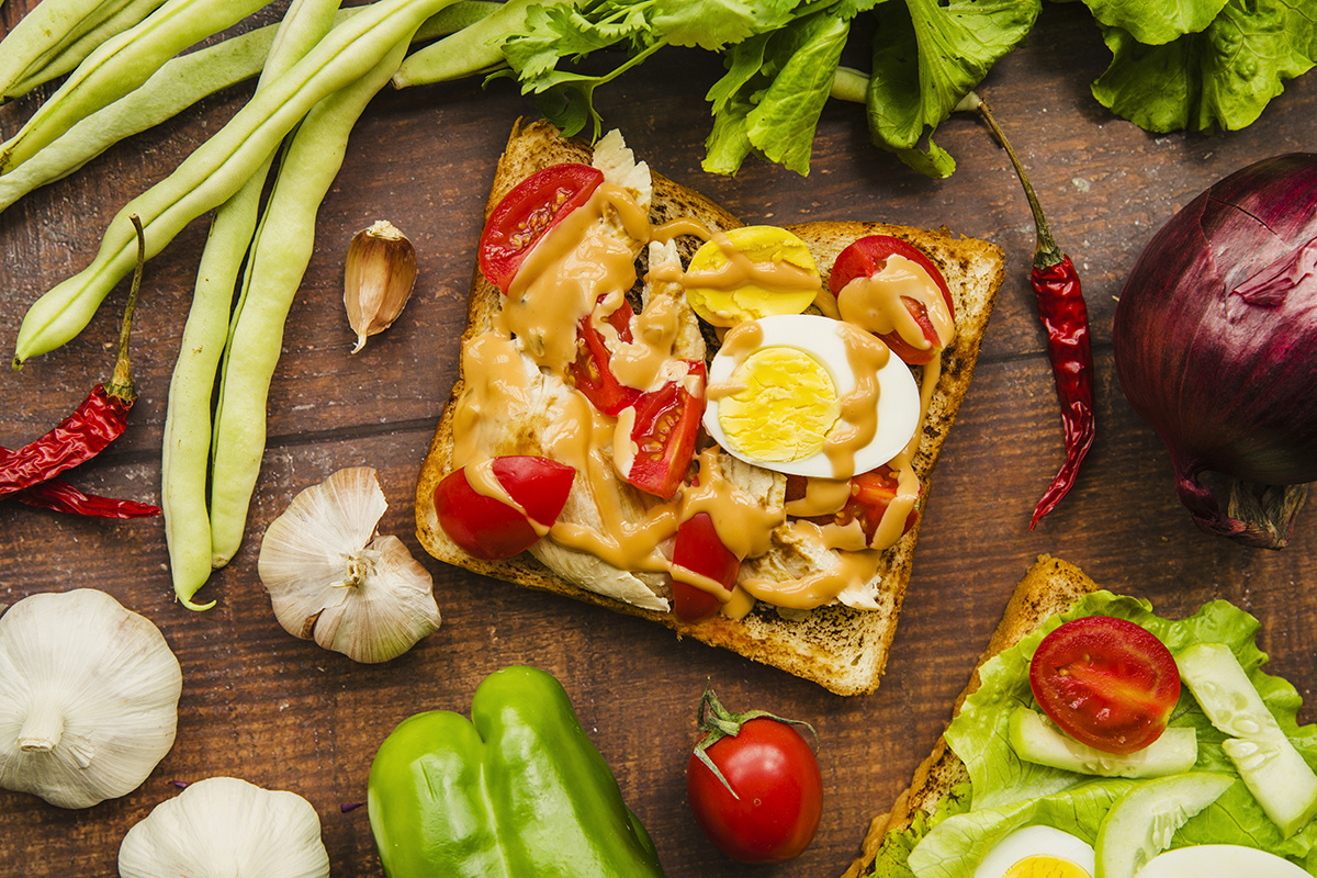 Новый завтрак на скорую руку: белковая пицца на тостах от кулинарного блогера