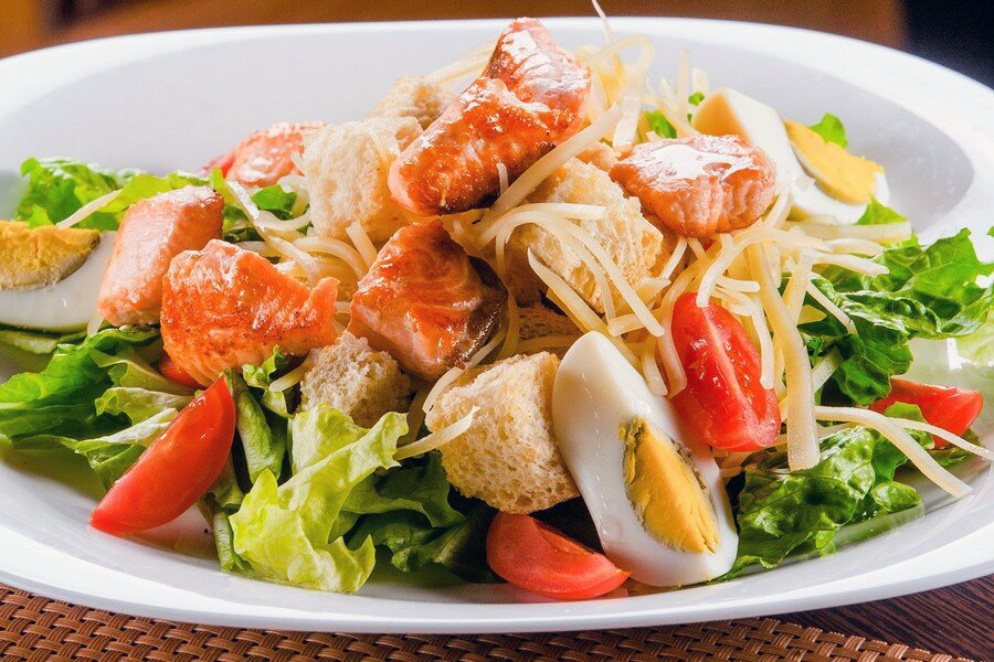 Салат Цезарь с семгой: изысканный вкус для вашего стола