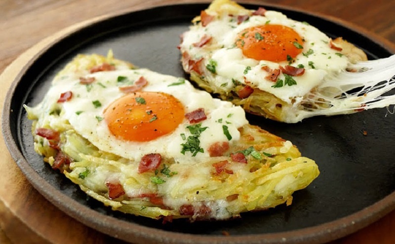Простой и сытный завтрак за 10 минут: картофель с яйцом и беконом