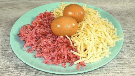 Вкусный завтрак из лаваша с колбасой и сыром