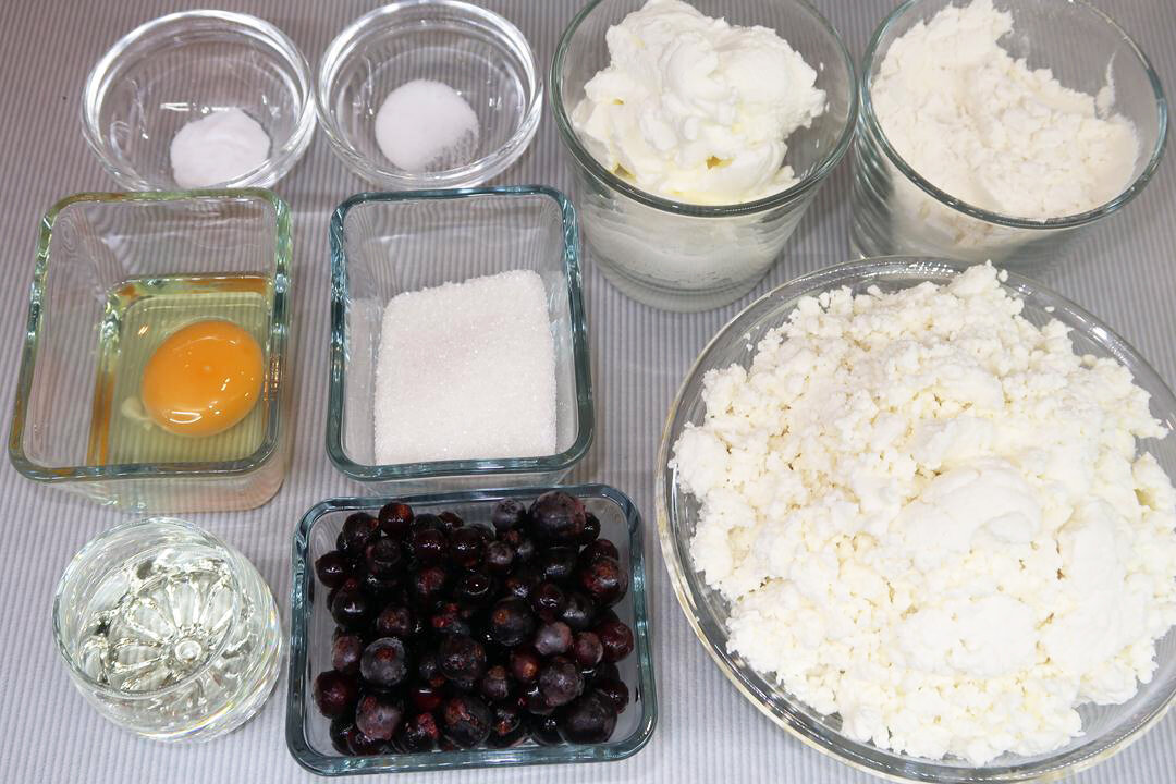 Сырники с чёрной смородиной