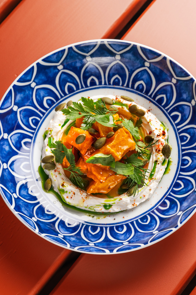 Яркая гастрономия: освежающая закуска из тыквы с домашним ткемали