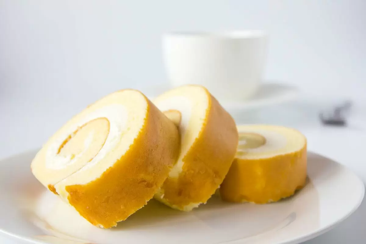 Как приготовить удивительно вкусный бисквитный рулет