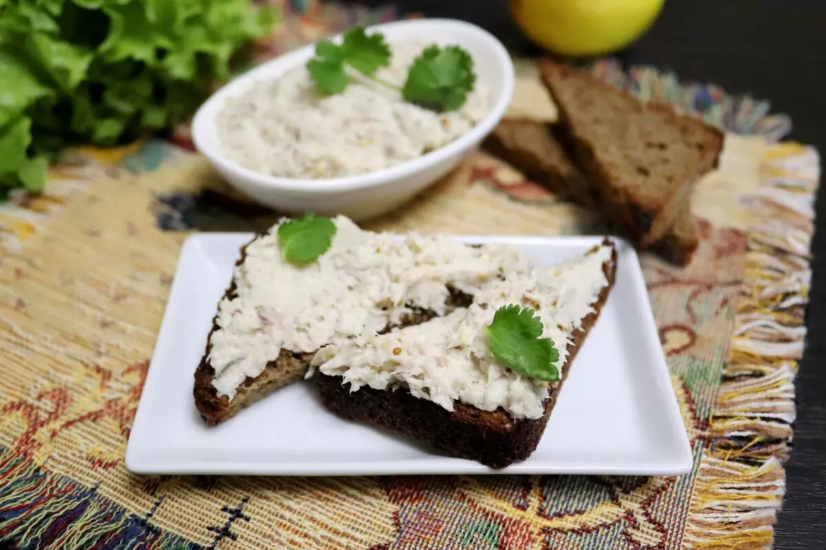 Нежный рыбный паштет без масла и майонеза: простой рецепт