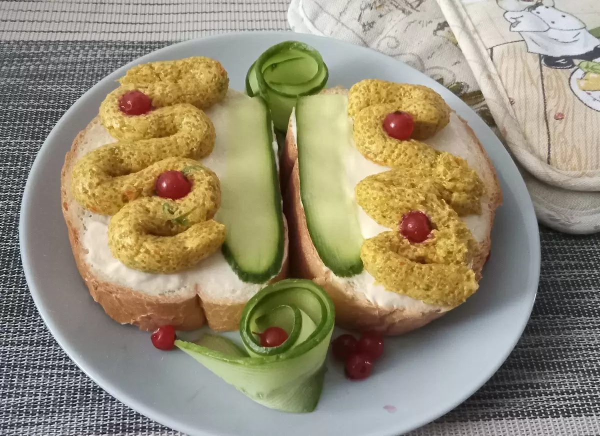 Вкусные моменты: легкая закуска с икрой сельди за 20 минут